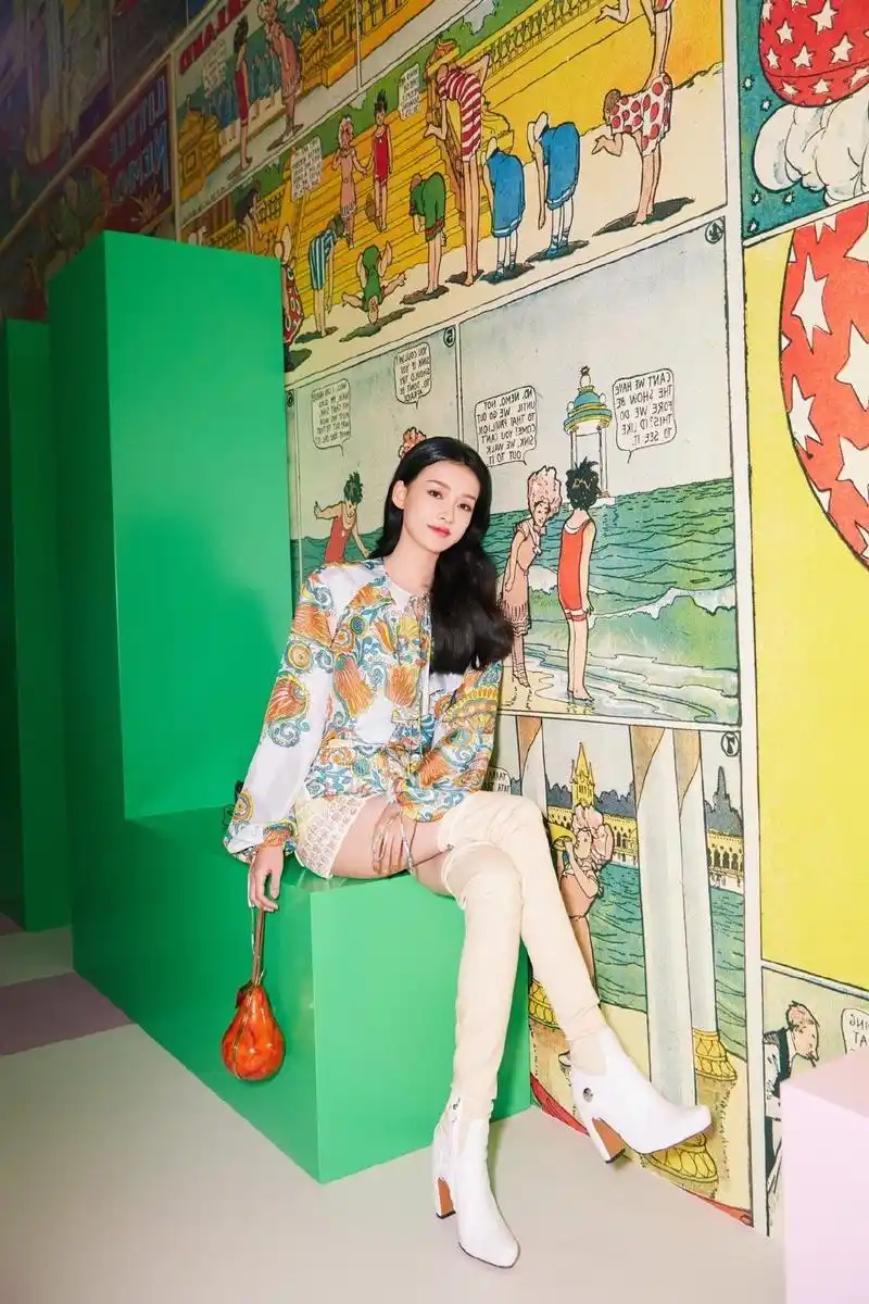 辣妈孙怡甜度爆表,一身印花套装搭配过膝长靴,大长腿真的羡慕了