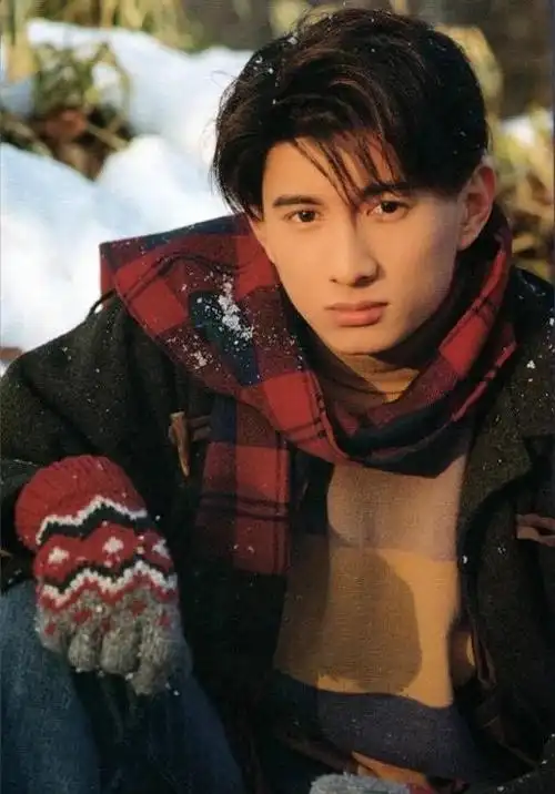 吴奇隆出生于中国台湾省台北市,祖籍福建人,家里兄弟3人,吴奇隆排行