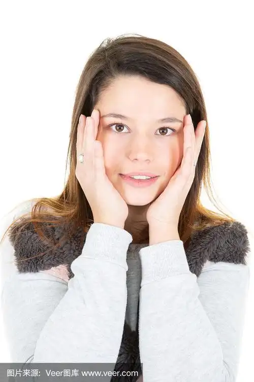 美丽的年轻白种人女人清洁自然新鲜的皮肤