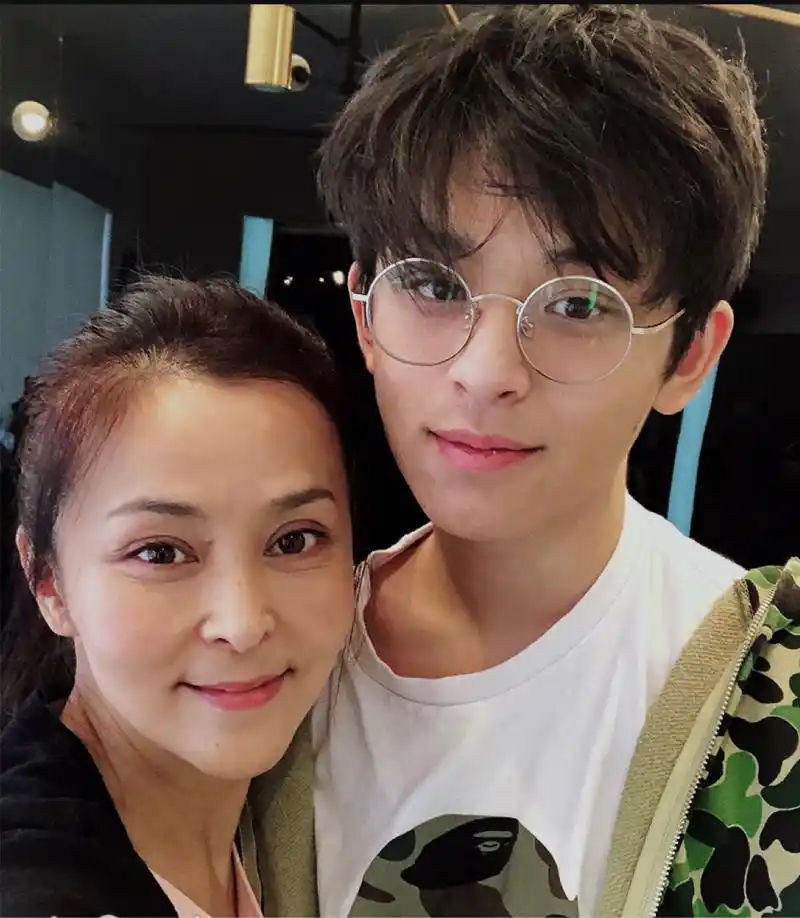 原创何音:前夫和现任丈夫都比她小,她离婚与再婚都是为了儿子