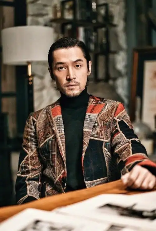 胡歌被偶遇满脸沧桑十分邋遢(胡歌长发胡渣look颓废不羁)(3)