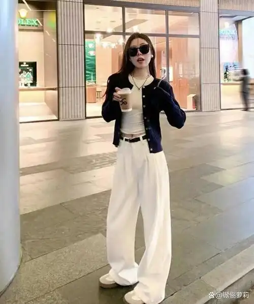 春天白色阔腿裤正流行搭配这3件短上衣时髦高级特洋气