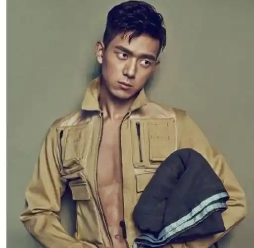 王一博:这是我的腹肌,千玺:我也有,肖战:是我站得不够高吗?