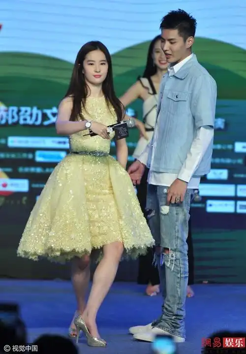 吴亦凡轻松秀球技 与刘亦菲热舞"咬耳朵"