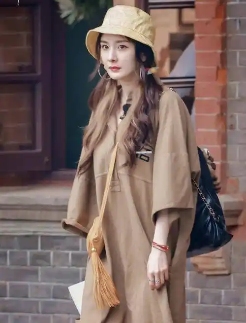 35岁杨幂腿细肤白身材火辣,这身材披麻袋都好看,网友:衣服架子_少女