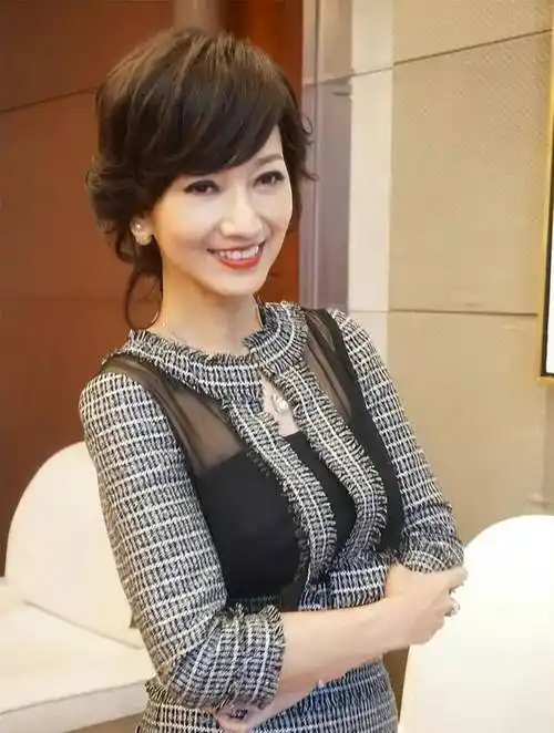 跟随70岁"不老女神"赵雅芝学习如何穿搭,将优雅发挥到极致_气质_女性