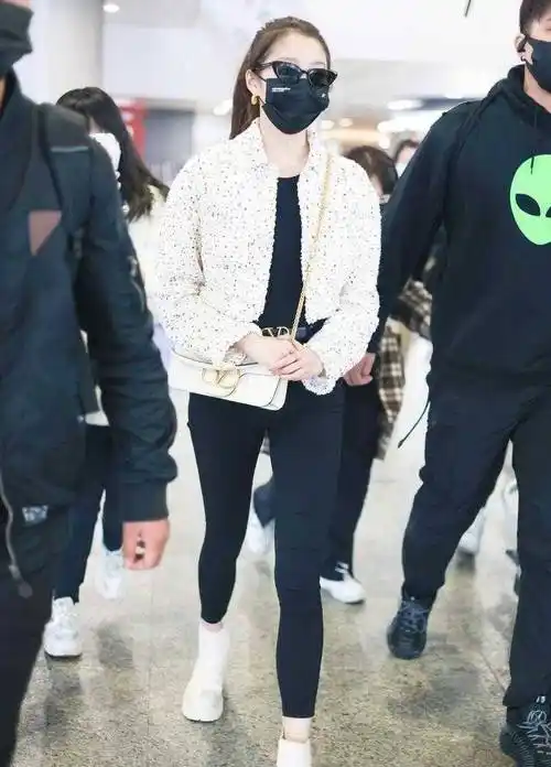 关晓彤也太"凡尔赛"了,穿短外套配小脚裤,1米2大长腿好惊艳_款式_身材