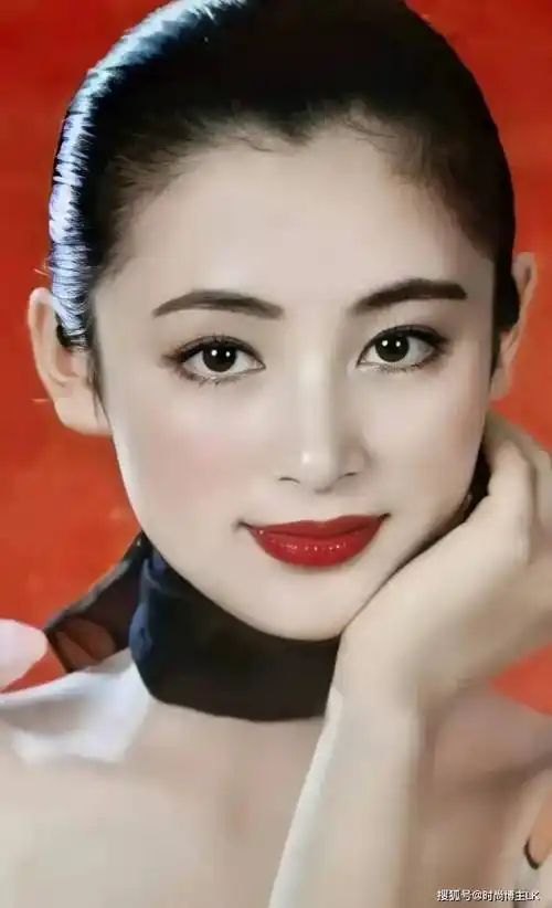 她曾是"大陆第一美人",看年轻旧照就知道她巅峰时到底有多美了