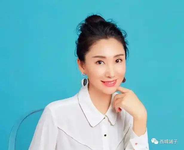 为歌唱事业默默无闻的女歌手范海荣