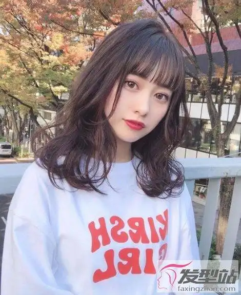 中发适合烫什么卷发 最新款中发烫发范本推荐_发型站_最新流行发型