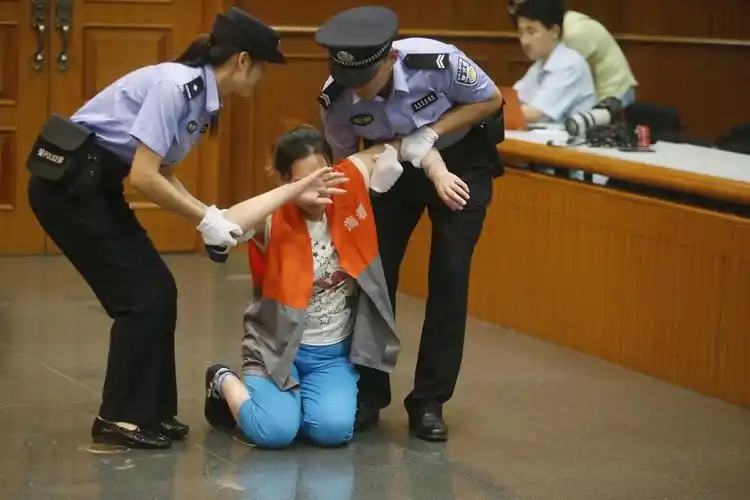 女毒贩法庭瘫坐在地当场晕倒