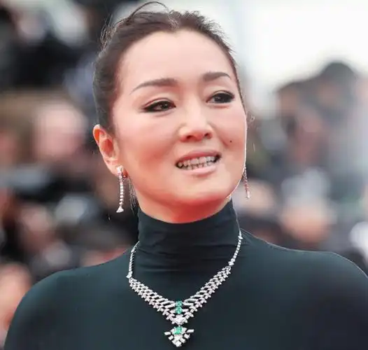 笑得露出牙齿的巩俐秒变憨憨,女王变成了小可爱,还记得巩俐年轻时候