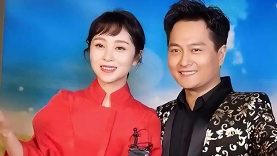 离婚后云飞再娶美娇妻!两人甜蜜对唱《只要有你》,开口太甜蜜了