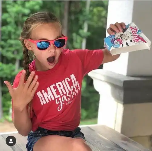 美国10岁女孩秀肌肉!穿衣少女荷尔蒙爆棚,挂脖衣难藏浑身腱子肉