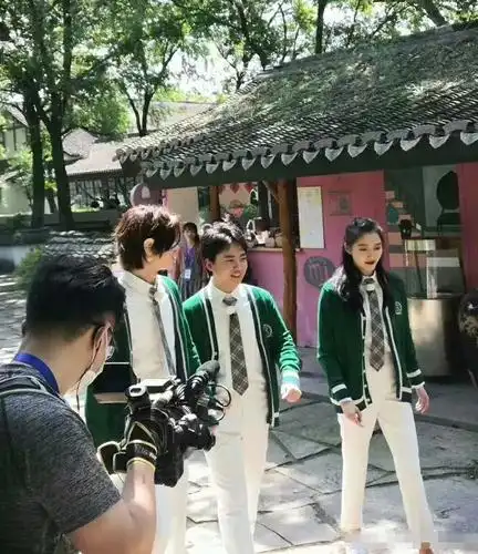 关晓彤"跑男"路透被疯传,与183黄明昊并排走,看清腰线:跪了