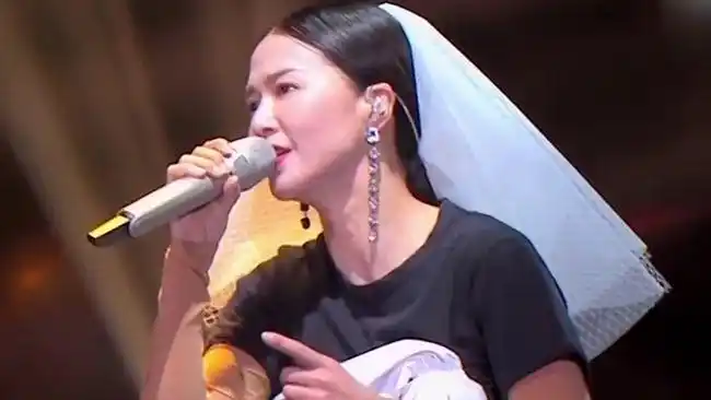 谭维维一首《晚婚》,唱出了是对爱的坚守,我在等世上唯一契合的灵魂