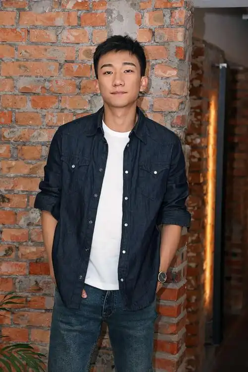 吴昊宸导演话剧《忘川》乌镇首演 多重身份突破展无限可能性