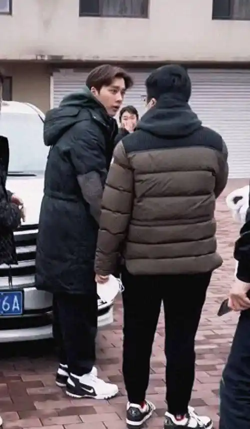 李易峰性格很好,说话超温柔,网友:很想嫁给他!_生活_明星_路人