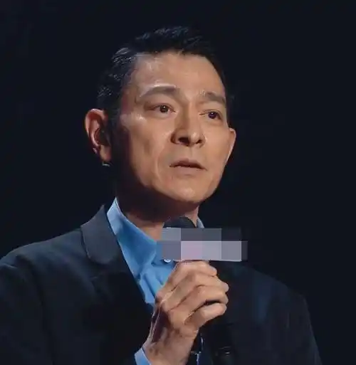 现场的马东也附和道,刘德华看着就像30多岁,还很年轻.