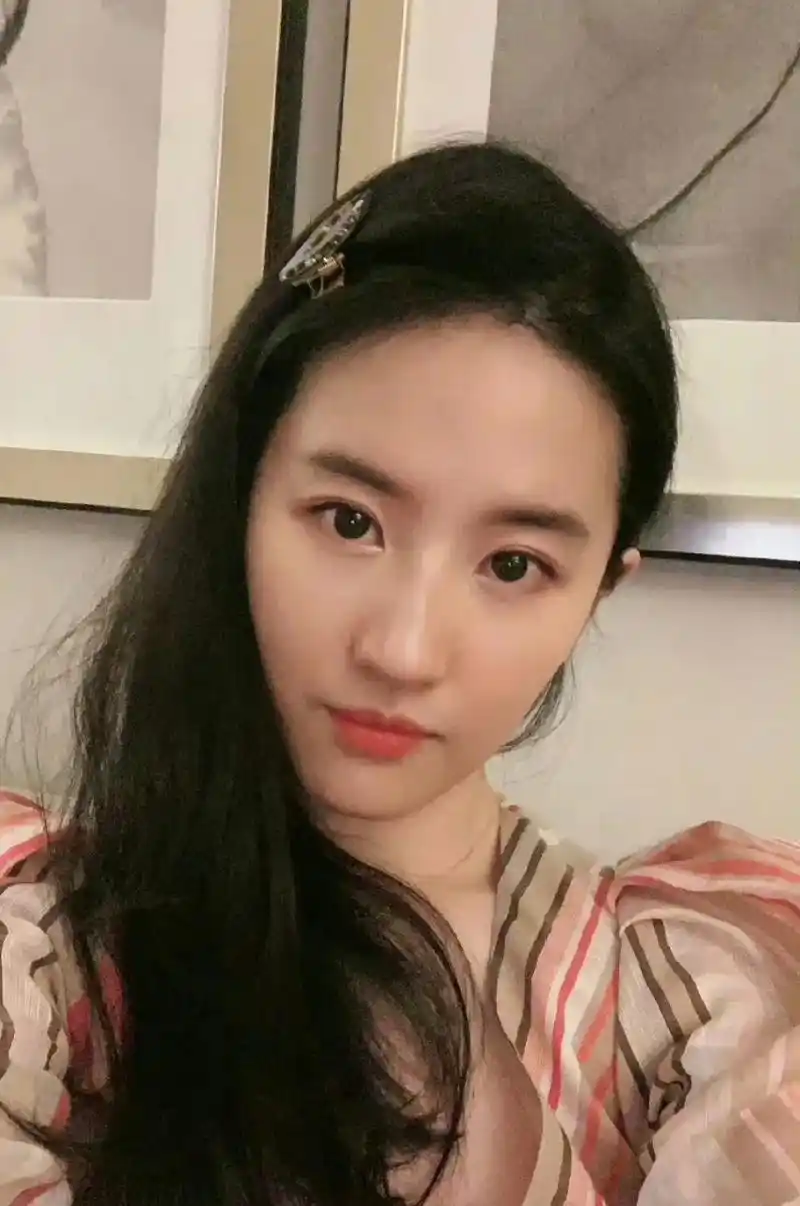 刘亦菲素颜裸脚照,还是你的神仙姐姐吗#刘亦菲# 676767#娱乐