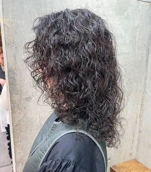 而发量较少的人则可以通过烫发来增加头发的蓬松感,让发型看起来更加