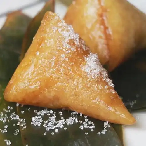 作品介绍:西林县每过端午节的传统有赛龙舟,吃粽子,西林人包三角粽用