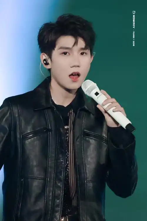 王源2024龙行绛气##王源出席qq音乐巅峰盛典