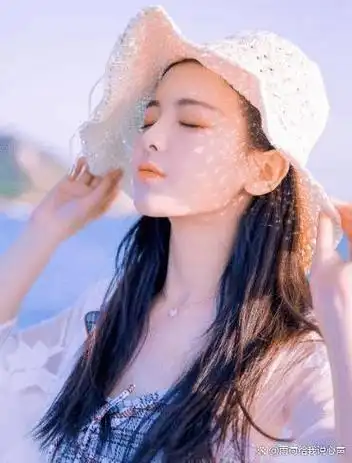 杨超越真的是被说怕了,被粉丝数落长胖了之后,连拍照都抱着水果