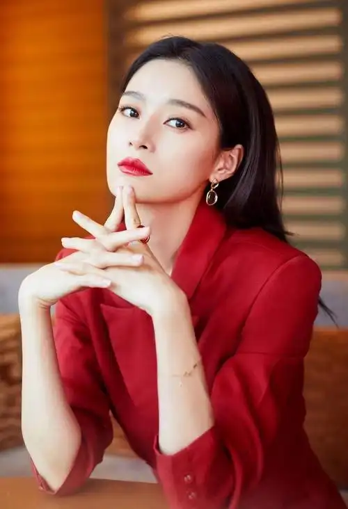 王媛可高清淡雅写真,时尚俏丽!