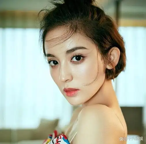 古力娜扎与成龙同庆70岁大寿亲密合影曝光年龄差距38岁