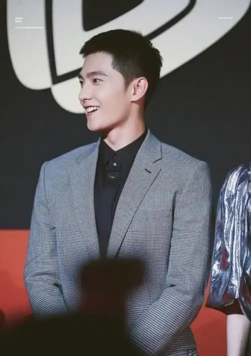 杨洋太大胆寸头黑衬衫走红毯英气十足