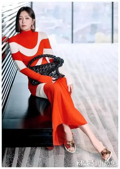 44岁秦岚美出圈了!身姿曼妙,颜值迷人,尽显优雅魅力