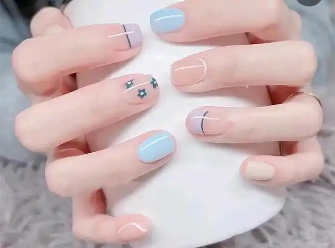 美甲款式图片(简单线条美甲)