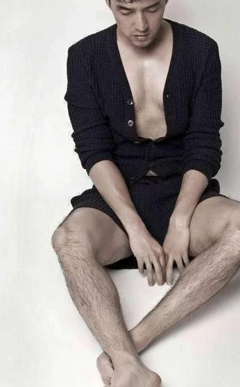 易烊千玺的梨涡,王源的卧蚕,王俊凯的腿,胡歌的腿毛才叫有魅力