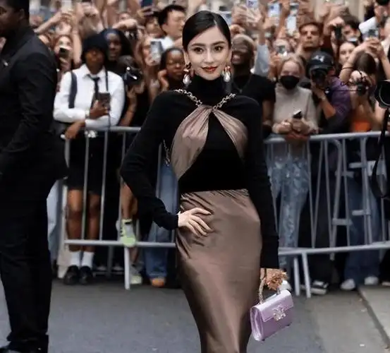 杨颖疯马秀入场画面遭曝光助理随行多位证人发声她撒谎