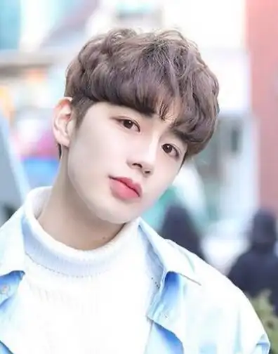 2022男生发型刘海,刘海打造出不同的格调