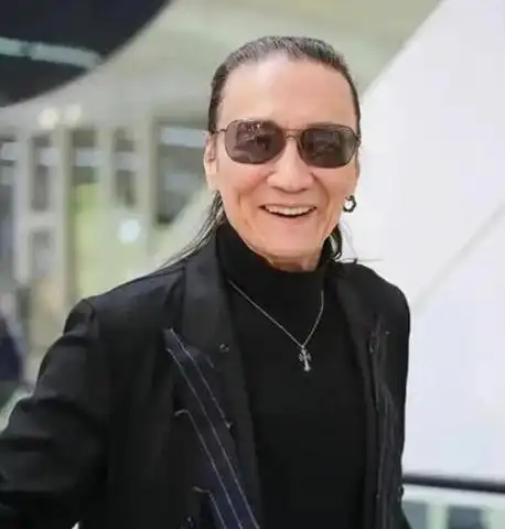 86岁的谢贤因身体不适入院治疗,谢霆锋匆忙返回香港陪伴父亲