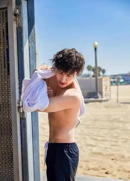 张艺兴采访时穿超短裤旁边姜思达的表情亮了