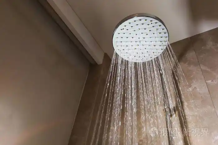 淋浴喷头与清爽的水滴喷洒在浴缸里