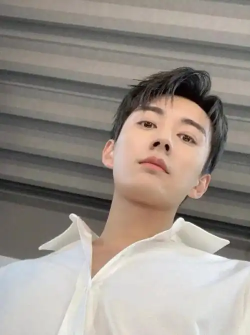 时装官方让刘学义教人表情管理?再现迷之角度丑自拍,粉丝狂晒图