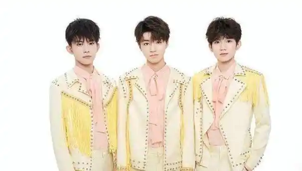 王俊凯的荧幕初恋自然是发生在近期播出的《天坑鹰猎》中了,他作为第