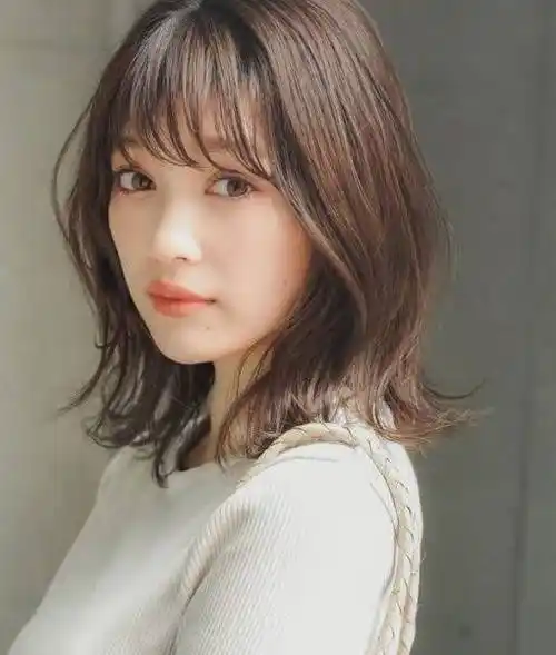 额头窄脸长的女性,烫什么发型比较好?今天为你解答