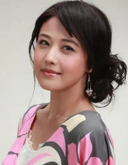 周海媚年轻时候照片,48岁周海媚晒新发型,周海媚个人资料近况照片