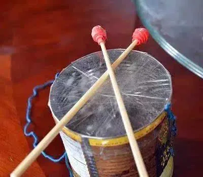 也是最适合小朋友diy的乐器,因为最简易的鼓的制作方法实在easy到极致
