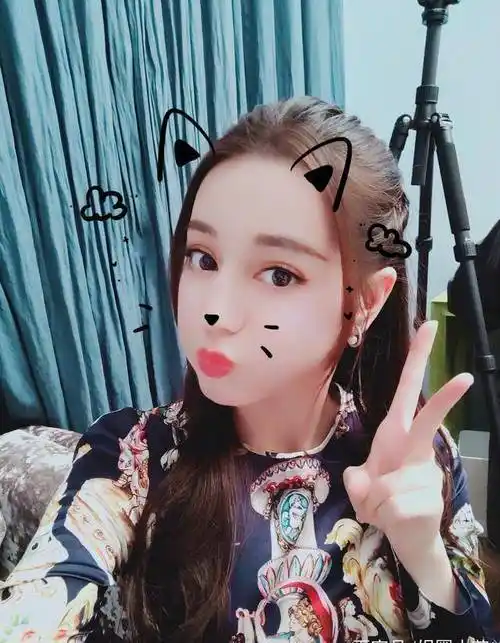 迪丽热巴一改往日自拍风格,嘟嘴卖萌比剪刀手!