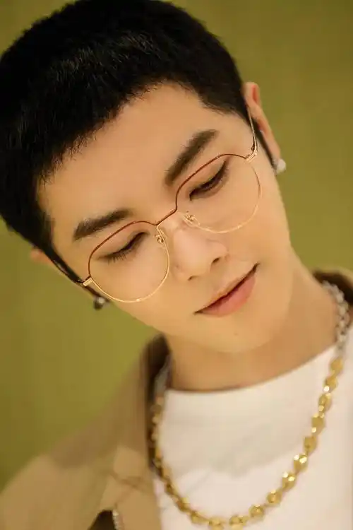 华晨宇最新寸头自拍太酷了!