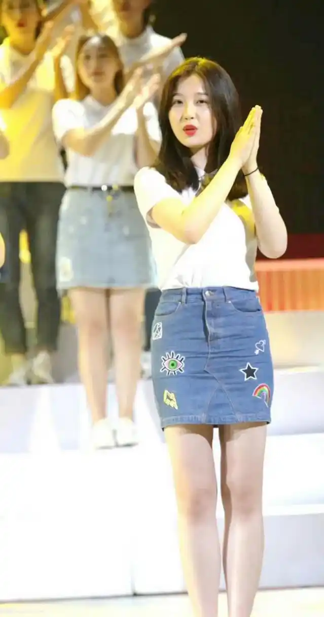 虞书欣学生时代的照片,那时候的她真的是个胖女孩