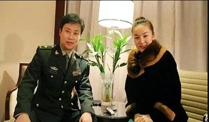 回顾耿为华娶小14岁女粉丝离婚抱着女儿痛哭如今女儿成他骄傲