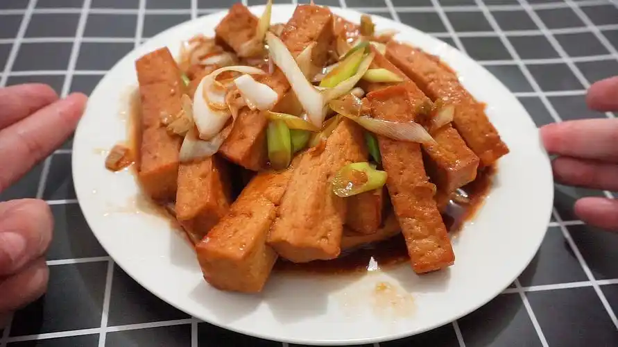 两根大葱,一块豆腐,教你自己在家做葱烧豆腐,简单家常又下饭