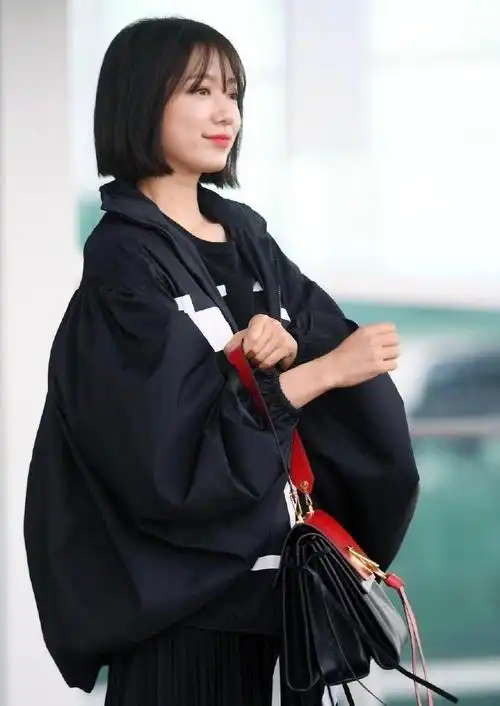 朴信惠短发造型现身仁川机场,新发型搭运动风,别样清爽